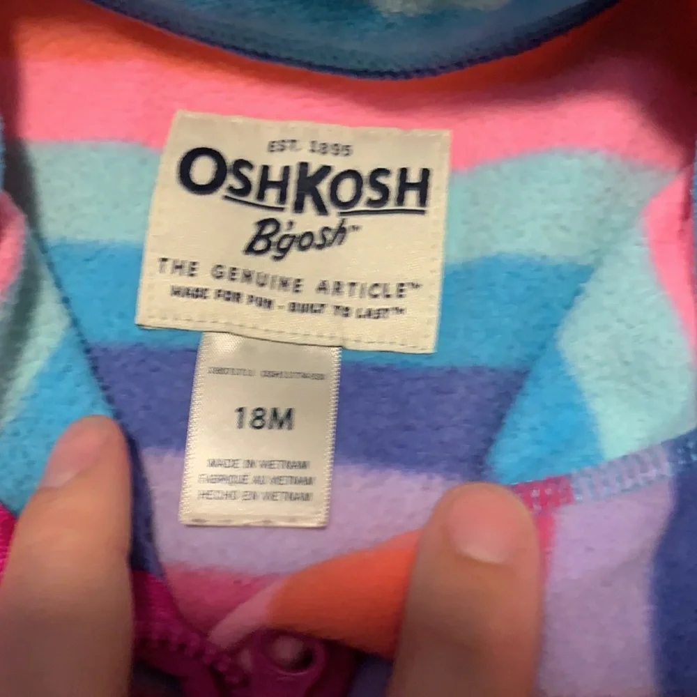 5 for $25🎈 2 oshkosh fleece sweaters